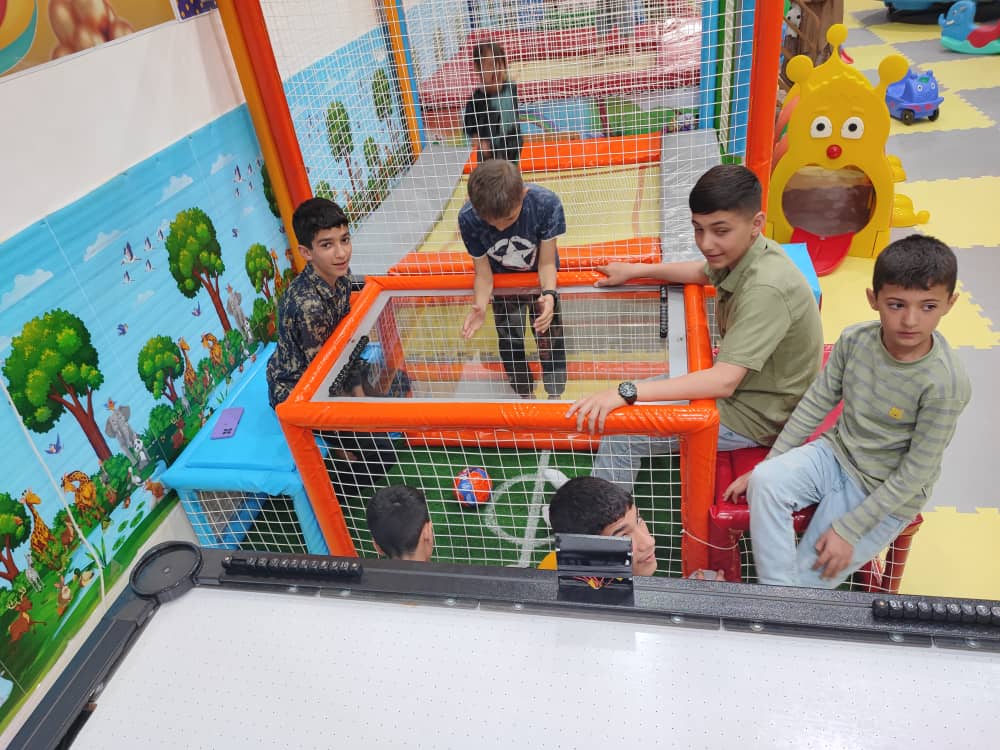 بازی فوتبال نشسته با چمن