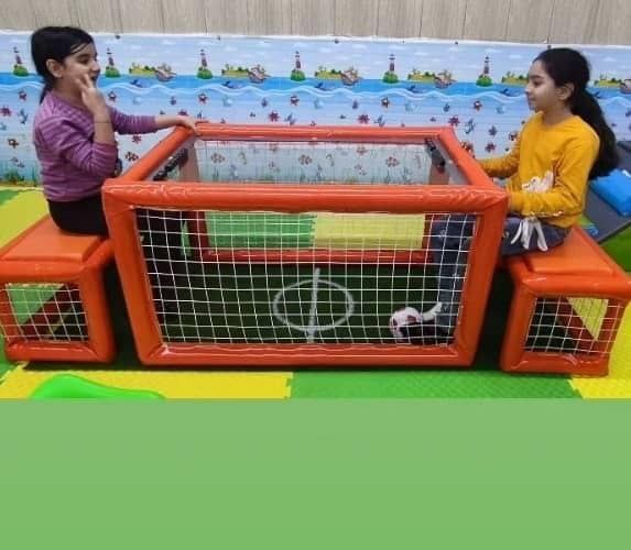 فوتبال نشسته کودک با چمن مصنوعی