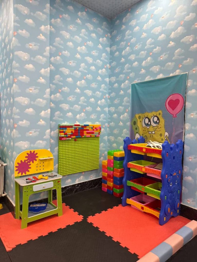 قفسه اسباب بازی و میز ابزار و صفحه لگو در خانه بازی 