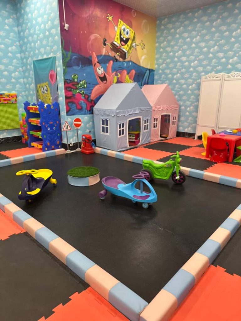 کلبه و پیست ماشین بازی در نمونه پروژه خانه بازی پردیس 