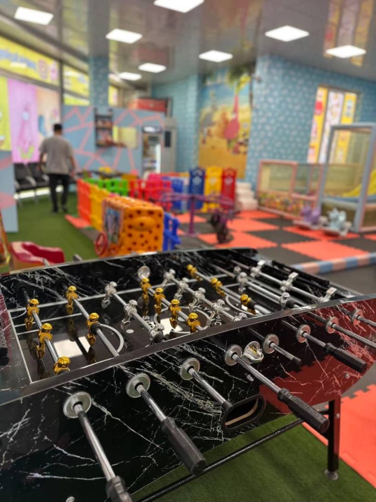 دستگاه های برقی و فوتبال دستی در خانه بازی واقع در پردیس 