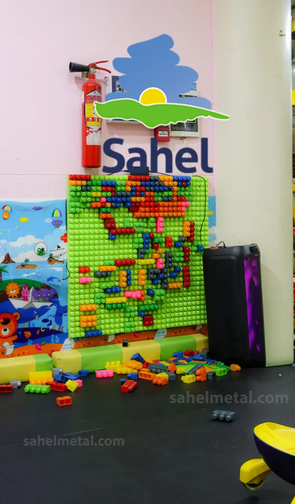 پروژه خانه بازی در گرگان 3 کارفرمای این پروژه با هدف ایجاد یک مرکز تفریحی کامل و متنوع برای کودکان ۳ تا ۱۲ سال تصمیم به راه‌اندازی خانه بازی در گرگان با نام «جانان» گرفت.هدف اصلی، طراحی فضایی بود که هم سرگرم‌کننده و پرهیجان برای کودکان باشد و هم از نظر ایمنی، دوام تجهیزات و بازگشت سرمایه برای مدیریت مجموعه مقرون‌به‌صرفه.