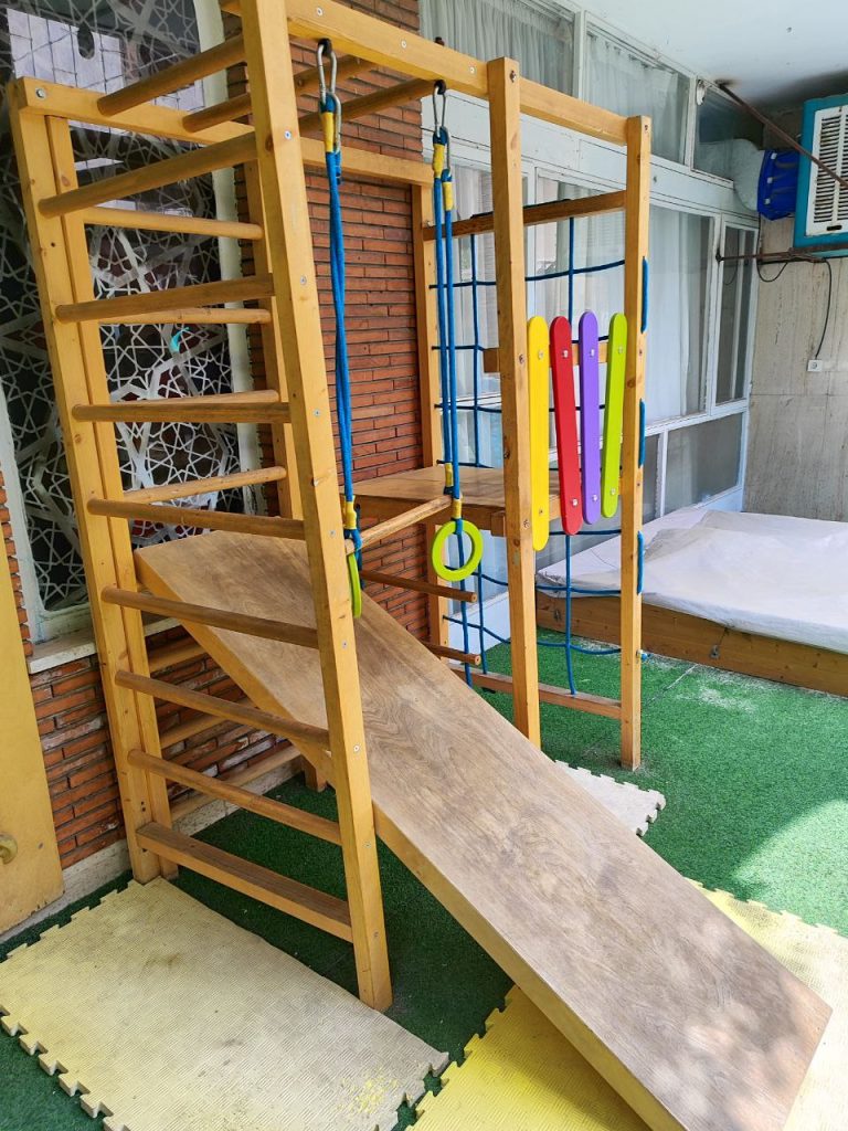 مهدکودک مهدما در نیاوران طراحی و تجهیز پروژه مهدکودک مدرن در ساختمان بازسازی‌شده با فضای بازی سرپوشیده و حیاط اختصاصی